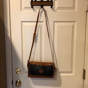 Dooney & Bourke beautiful cross body purse 💕